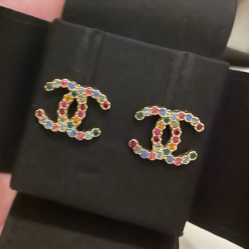AUTHENTIC 2021 Rainbow Strass CC Logo Stud Earrings